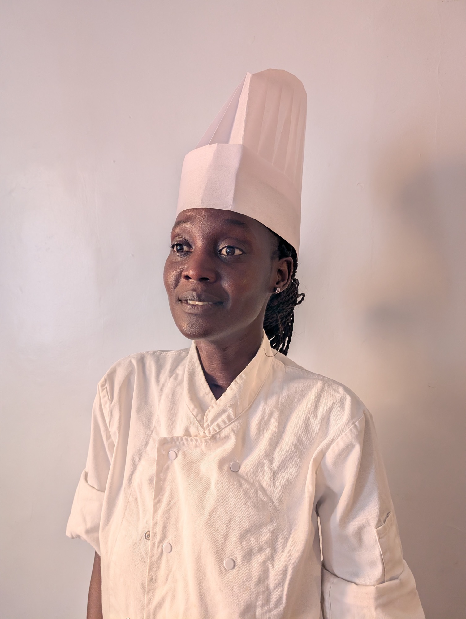 Ndeye en tenue de cheffe