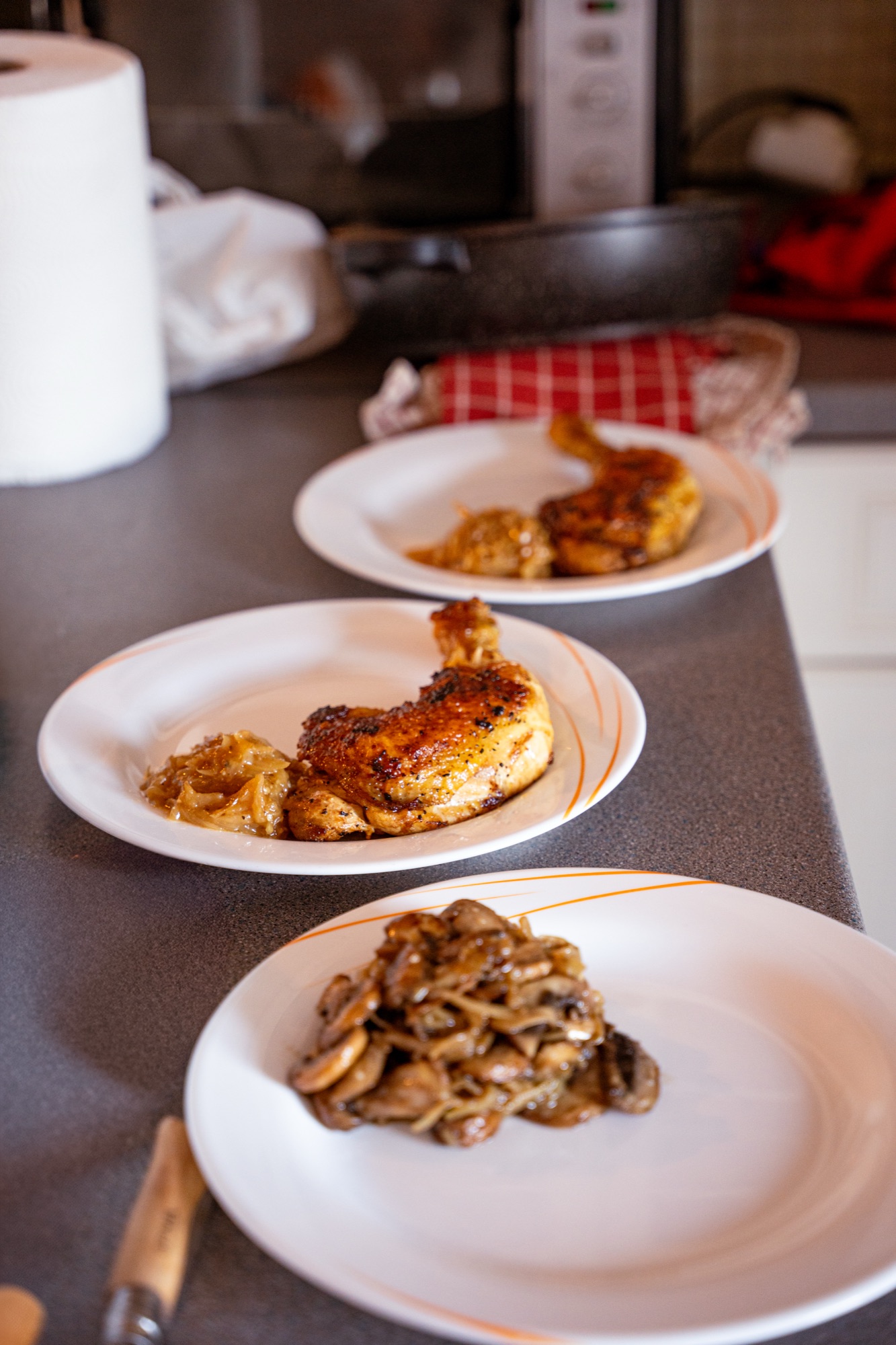 Assiettes de poulet braisé prêtes à être servies