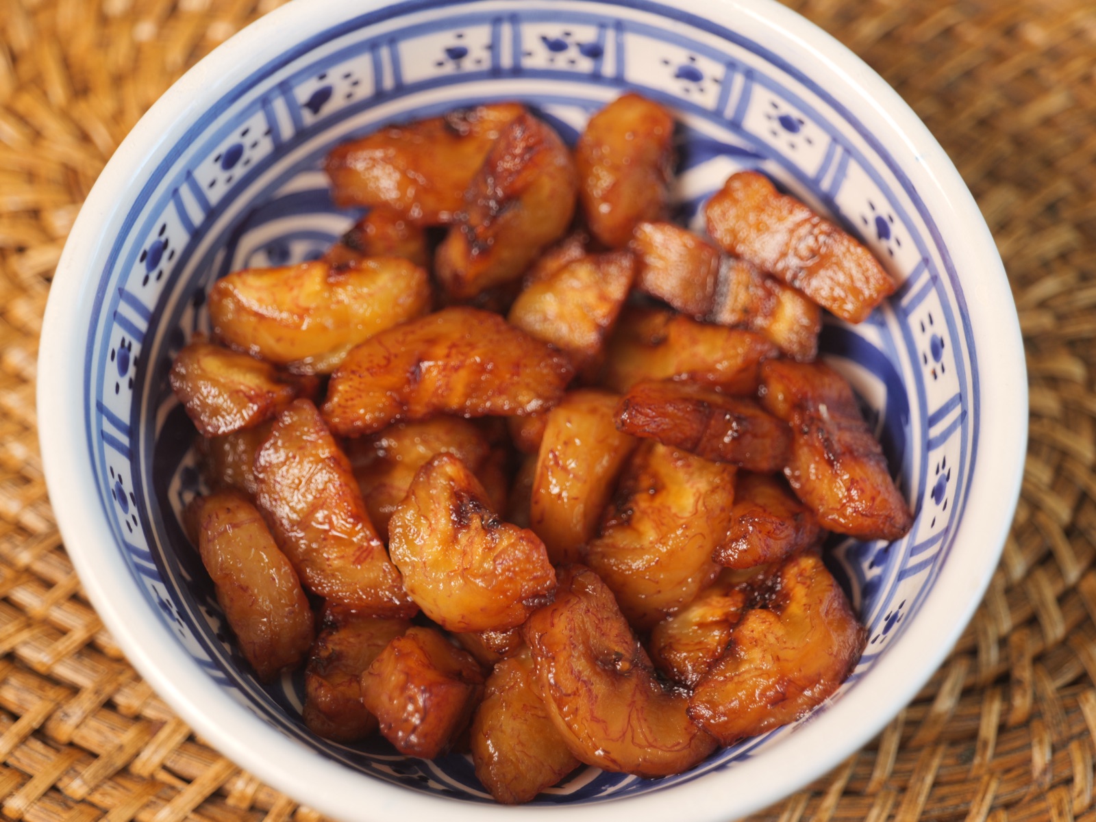 Frites de plantain dorées dans un bol